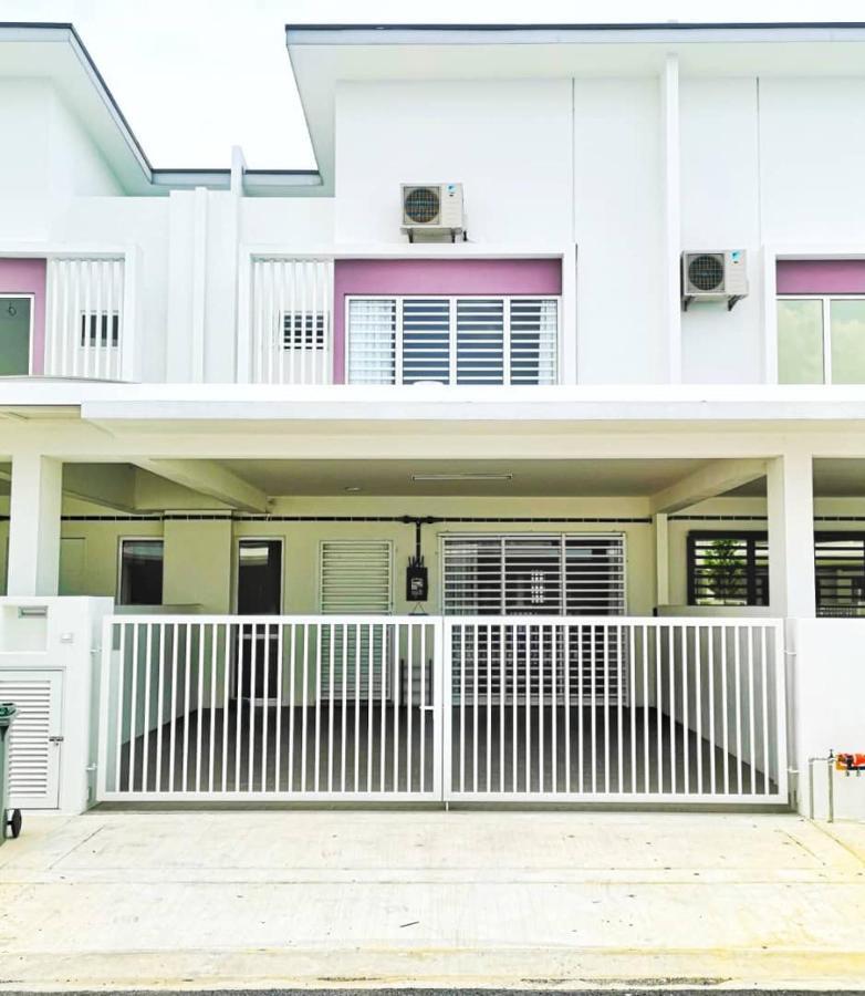 Holiday Homestay เซเรมบัน ภายนอก รูปภาพ